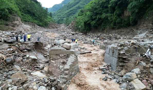 दक्षिण पश्चिम चीन में अचानक आई बाढ़ के बाद 8 शव बरामद
