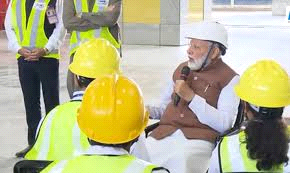 पीएम मोदी ने ट्रैक-मशीन में बैठकर बुलेट ट्रेन प्रोजेक्ट देखा