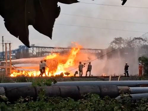 बंगाल में पेट्रोकेमिकल्स की पाइपलाइन में आग, 15 लोग झुलसे, दो की हालत गंभीर