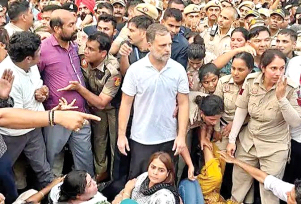 राहुल-प्रियंका का दूसरे दिन धरना, तीसरी बार हिरासत में