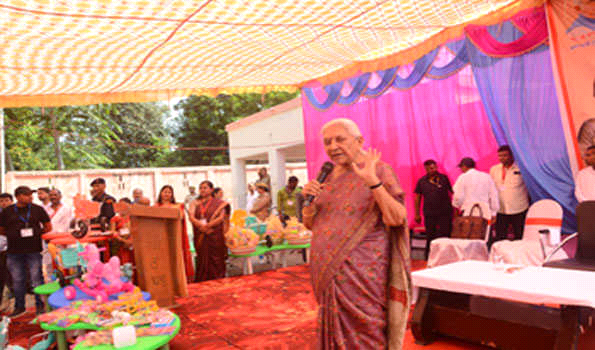 आनंदीबेन ने गोरखपुर में आंगनबाड़ी केंद्रों को सुसज्जित करने हेतु 100 किटों का वितरण किया
