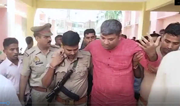 प्रदेश के कैबिनेट मंत्री आशीष पटेल की कार हुई दुर्घटनाग्रस्त
