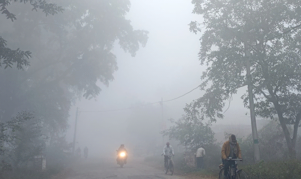 प्रयागराज : कोहरे की सफेद चादर में ढका प्रयागराज,दिन में जली हेडलाइट