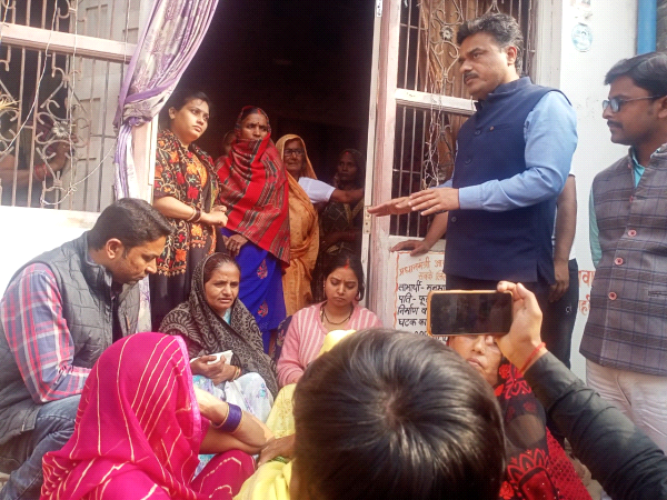 जौनपुर : कांग्रेस नेता व प्रजापति समाज ने परिवार को ढांढस बंधाया, की आर्थिक मदद