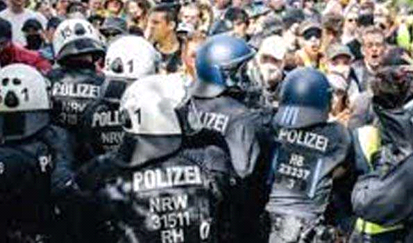 जर्मनी के एसेन में प्रदर्शन के दौरान दो अधिकारी गंभीर रूप से हुए घायल