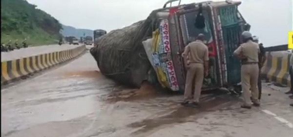 ट्रक बाइक के टक्कर में तीन की मौत