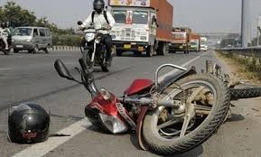घर लौटते समय डिवाइडर से टकराकर बाइक सवार, मौत