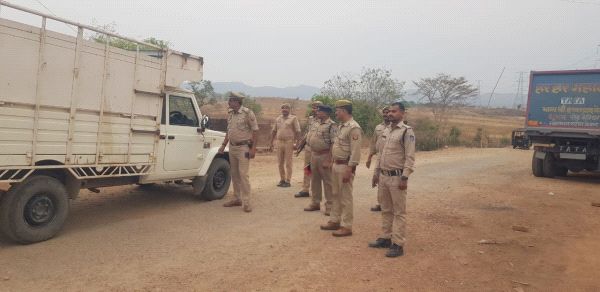 सुरक्षा व्यवस्था क़े मद्देनजर यूपी एमपी कि पुलिस ने संयुक्त रूप से बार्डर पर चलाया चेकिंग अभियान 