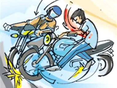 दो बाइक की आमने-सामने से हुई टक्कर, तीन लोग घायल