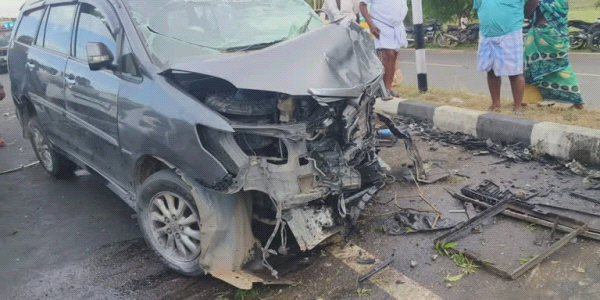 ट्रेलर कि टक्कर से इनोवा कार सवार महिला कि हुई मौत दो घायल 