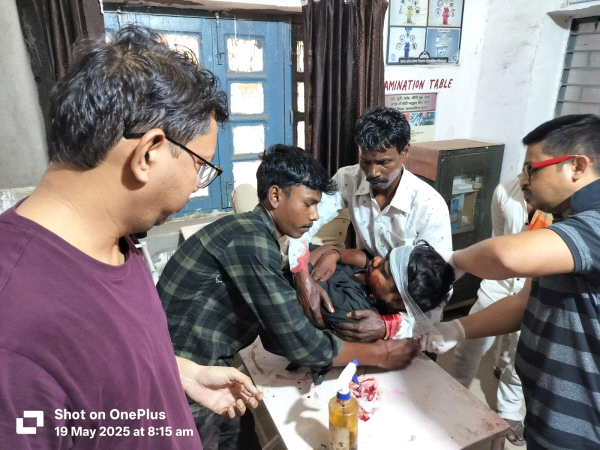 ददरी बांध क़े रेलिंग से टकराकर पिकअप सवार युवक गंभीर रूप से घायल रेफर 
