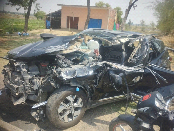 खड़ी ट्रक मे पिछे से घुसी कार एक की मौत, तीन घायल