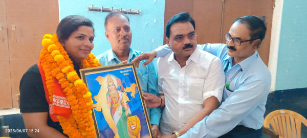 भारत-पाकिस्तान से युद्ध आपरेशन सिन्दूर से बीएसएफ जवान को नगर आगमन पर एनयूजे व नगर के गांड मार लोगों ने चुनार की बेटी का स्वागत किया 