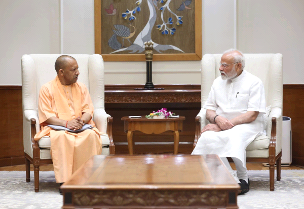 मोदी से मिले योगी आदित्यनाथ , राज्य में विकास कार्यों पर की बात
