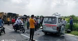 झांसी में सड़क हादसे में पिता पुत्र समेत तीन की मौत