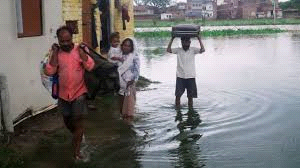 वाराणसी में गंगा-वरुणा उफान पर, 364 परिवारों ने छोड़ा घर