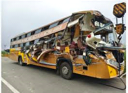 श्रद्धालुओं से भरी एसी बस ट्रेलर से टकराई, चार की मौत