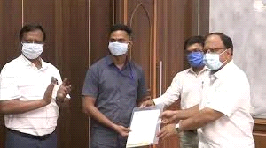 कानून मंत्री ने रेलवे प्वाइंट्समैन को किया सम्मानित