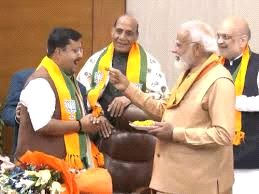 पीएम मोदी ने नितिन नबीन की पीठ थपथपाई, हाथ पकड़कर भाजपा अध्यक्ष की कुर्सी पर बैठाया