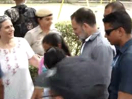 राहुल ने दिल्ली में ऑटो ड्राइवरों के साथ खाना खाया, यूनिफॉर्म पहनी