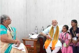 सैनिकों के लिए गिरिजा अम्मा ने छात्रों के साथ मिलकर जुटाए 40 लाख