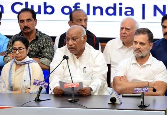 चुनाव आयोग के खिलाफ सुप्रीम कोर्ट पहुंचे 23 विपक्षी दल, सीजेआई को लिखा संयुक्त पत्र
